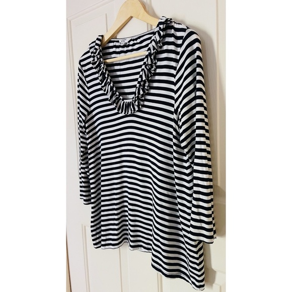 Crown & Ivy Black White Ruffled 3/4 Sleeve Soft Blouse Oversized Small - Picture 2 of 7